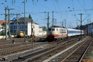 D25586 103 136